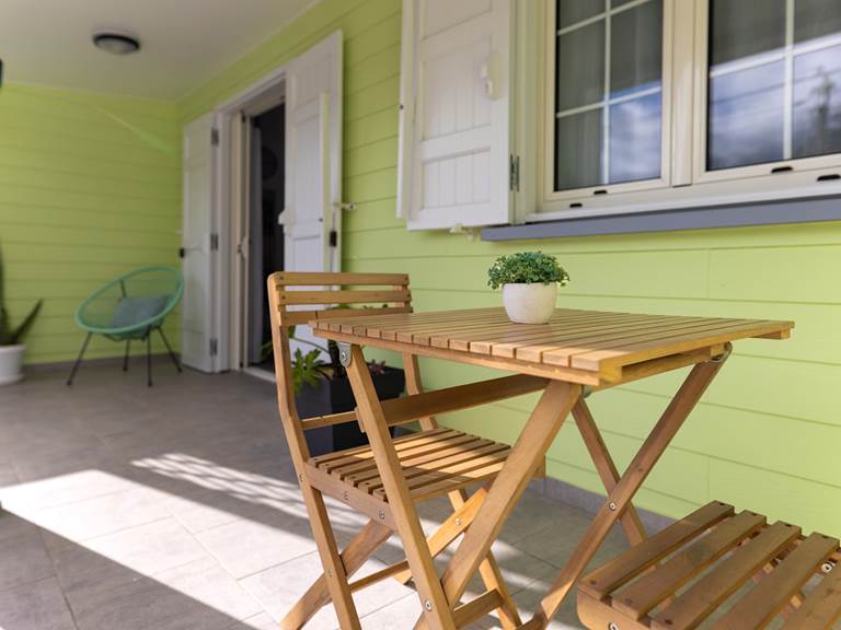 Terrasse avant extérieure de l’appartement Bambou à Hell-Bourg, idéale pour profiter du calme de Salazie, La Réunion.