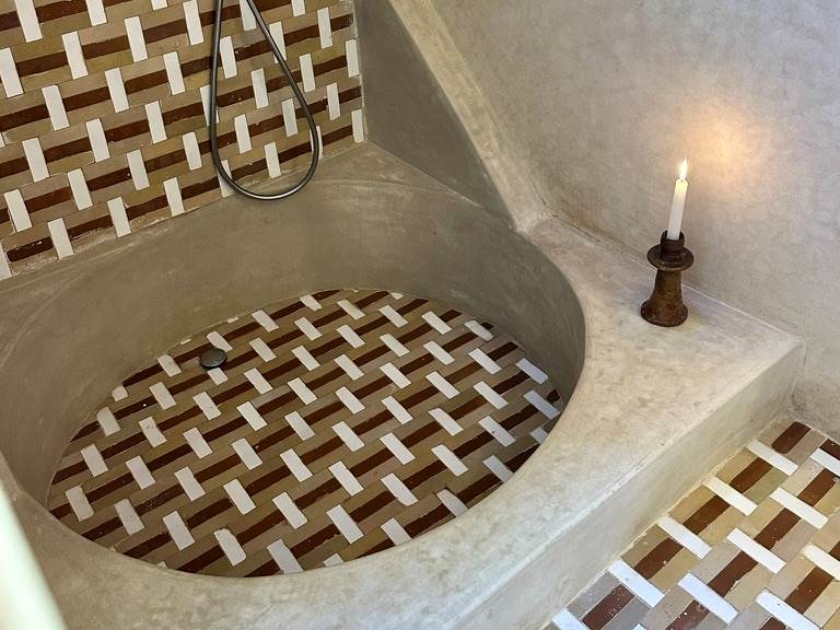 Y compris une baignoire-douche composée de tagdelakt et zelliges traditionnels, organisés dans une version contemporaine!