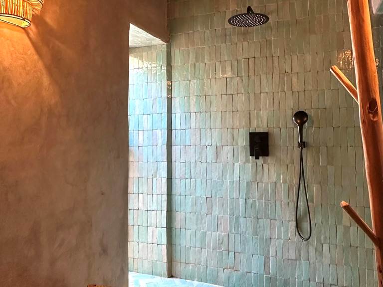 Les zelliges traditionnel vous accompagnent pour un moment douche baigné de lumière...