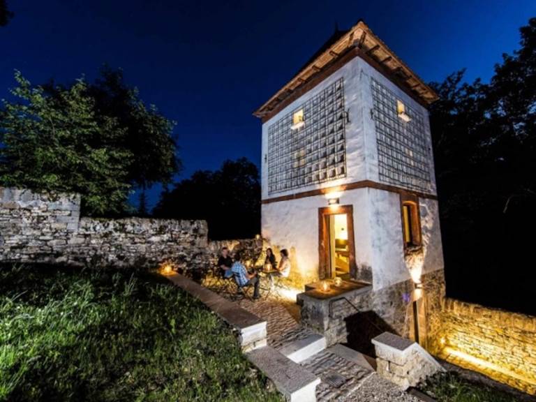 ColombierChateauMedievalJuraGiteInsoliteHautdeGamme-ExterieurNuit