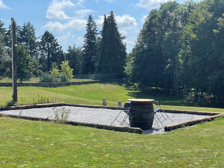 Terrain de pétanque éclairé