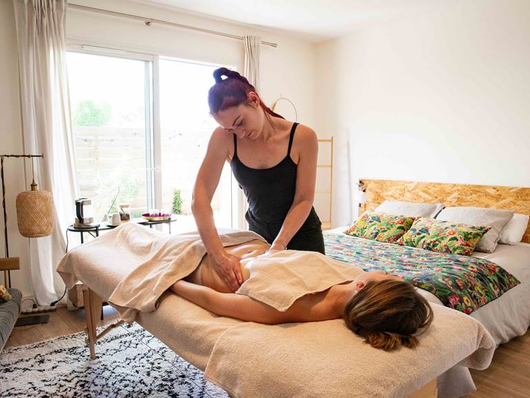 Se relaxer sous les mains expertes de nos masseuses professionnelles