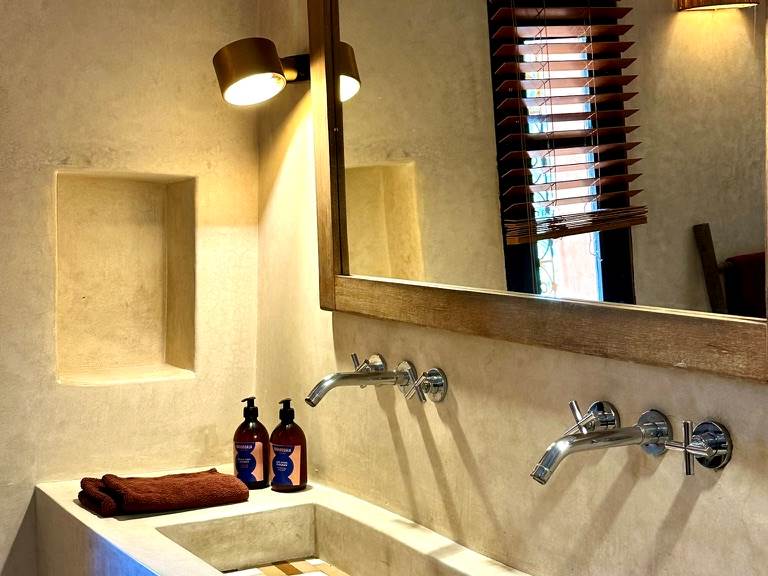 La salle de bain, revisitée en décembre 2025, propose tout le confort... jusqu'au sèche serviette à thermostat!