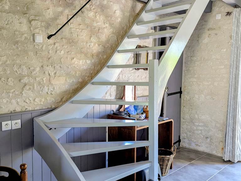 staircase-cachette-jaulnay-gites-de-famille