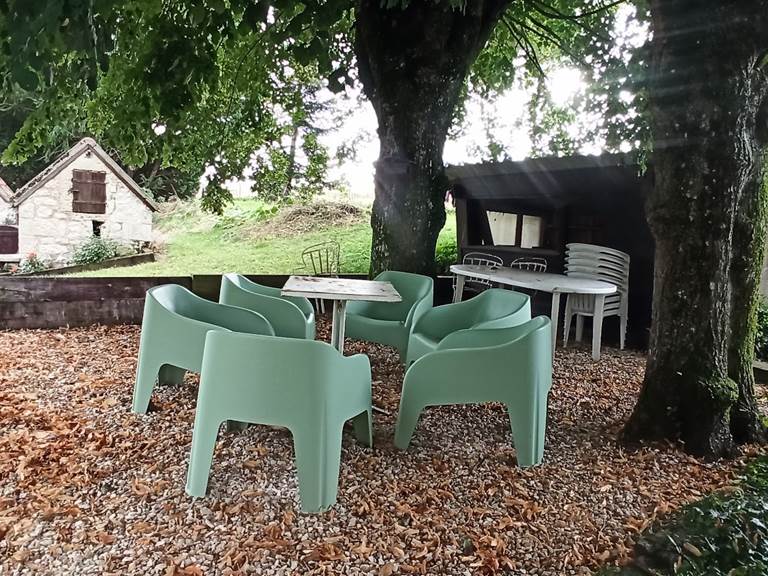 Terrasse sous les tilleuls centenaires