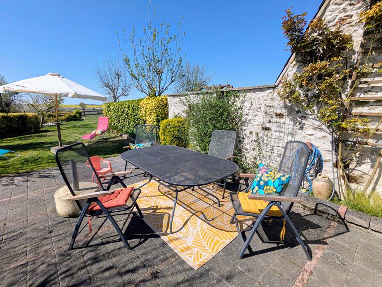 Table and chairs for outdoor dining with the whole family at Tuffeau Sunsets, Jaulnay Gites de Famille..