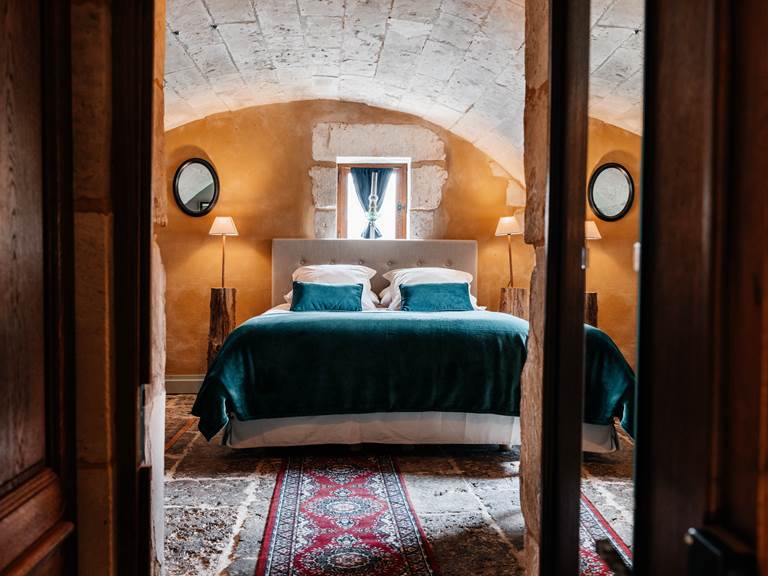Ambiance feutrée et décor royal dans une chambre prestige