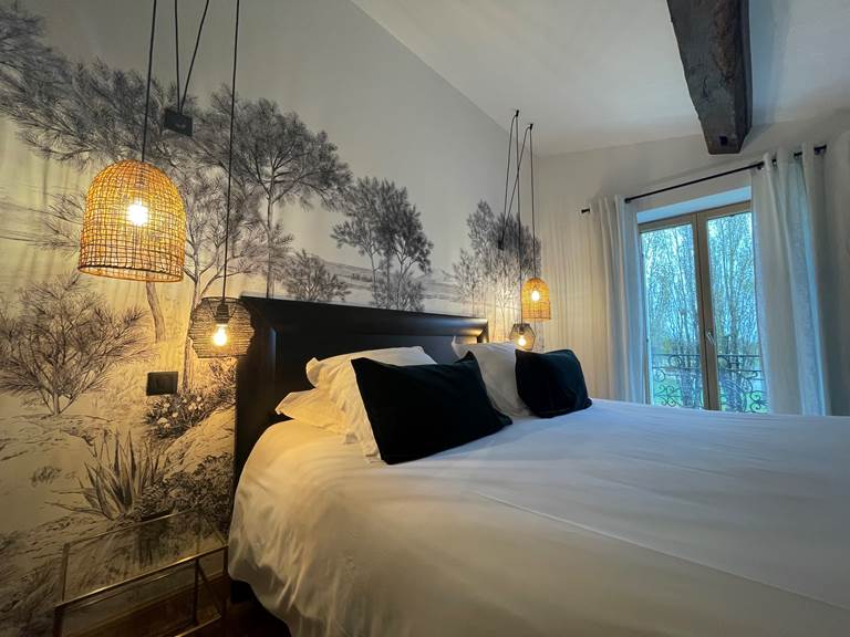 Chambre lumineuse avec vue sur le parc