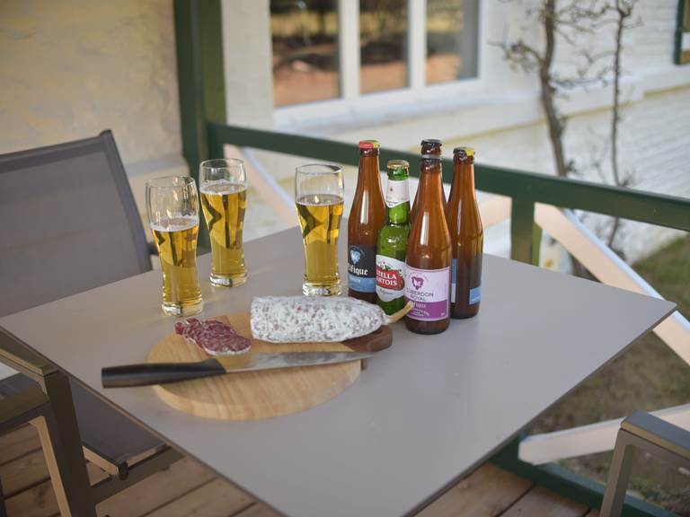 Een gezellig aperitiefmoment onder de pergola na een geslaagde werkweek