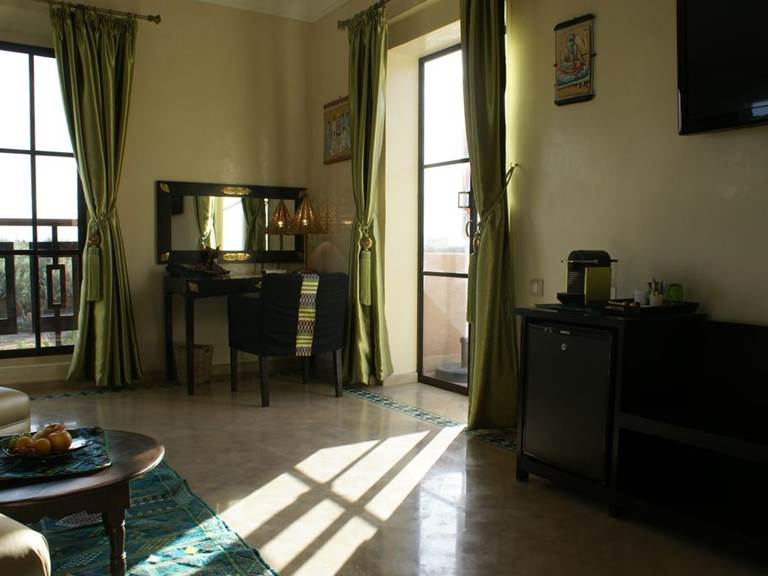 Télévision, mini-bar, bureau et machine pour Nespresso de la suit Jade à Marrakech