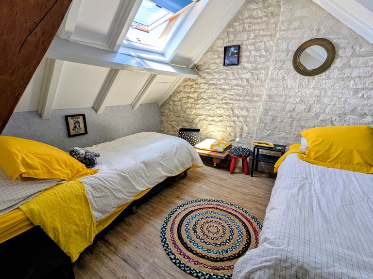 kids-bedroom-sunlight-illuminating-original-stone-cachette-jaulnay-gites-de-famille