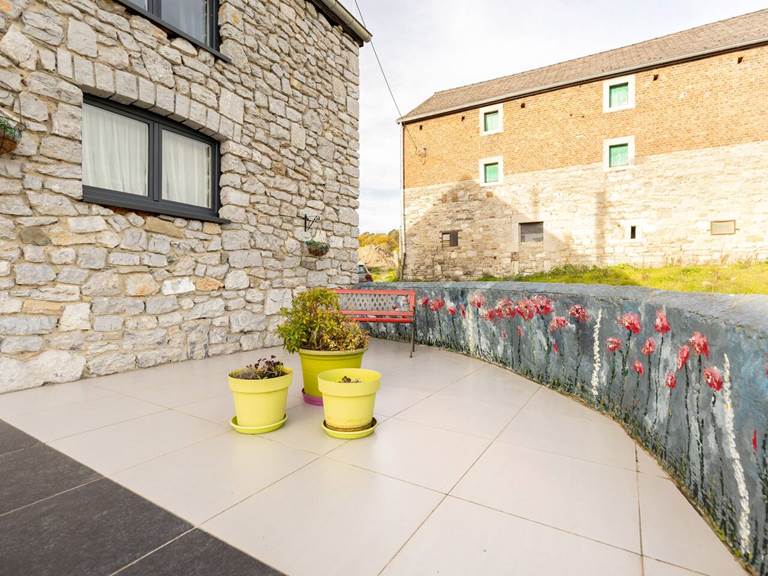 La petite terrasse avant permet aux lèves tôt de profiter du soleil