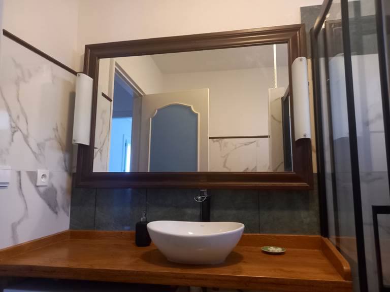 Salle de bain design miroir encadré bois · robinetterie noire · salle de bain moderne