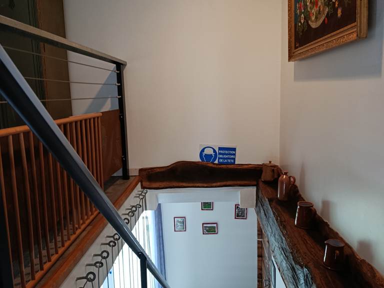 Grand escalier avec rampe