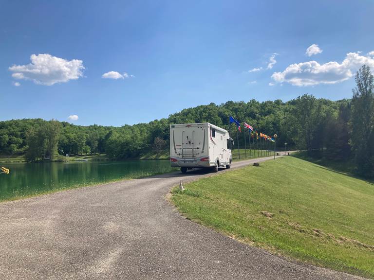 Vacances en camping-car au bord du lac