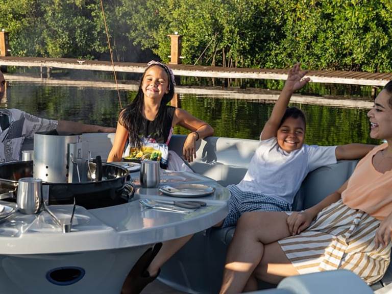 BATEAU SUR LEAU AVEC CLIENTS