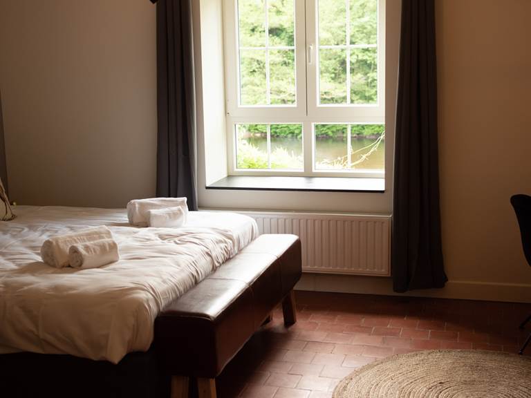 Slaapkamer met uitzicht op de Amel - Chambre à coucher avec vue sur l’Amblève - Schlafzimmer mit Amelblick - Bedroom with view over the Amblève river