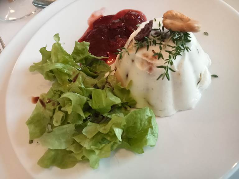 nougat glacé au chèvre frais avec ses fruits secs et sa confiture de prune