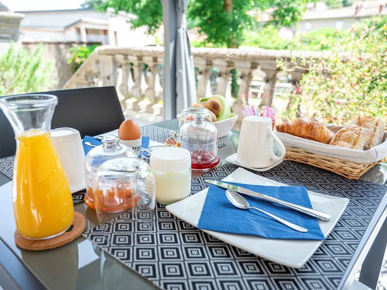 La Grande Maison Mazamet - Maison d'hotes - Petit déjeuner extérieur