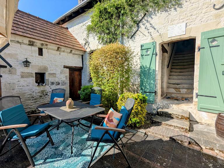 Front patio dining table at Tuffeau Sunsets, Jaulnay Gites de Famille, the perfect spot for morning coffee and croissants in Indre-et-Loire.