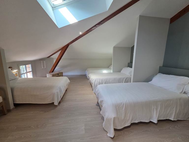 Dortoir avec 7 lits 90x200