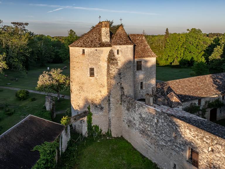 DJI_20250430072738_0062_D_MAVIC3PRO- Château Michel de MontaigneDéclic&Décolle (1)