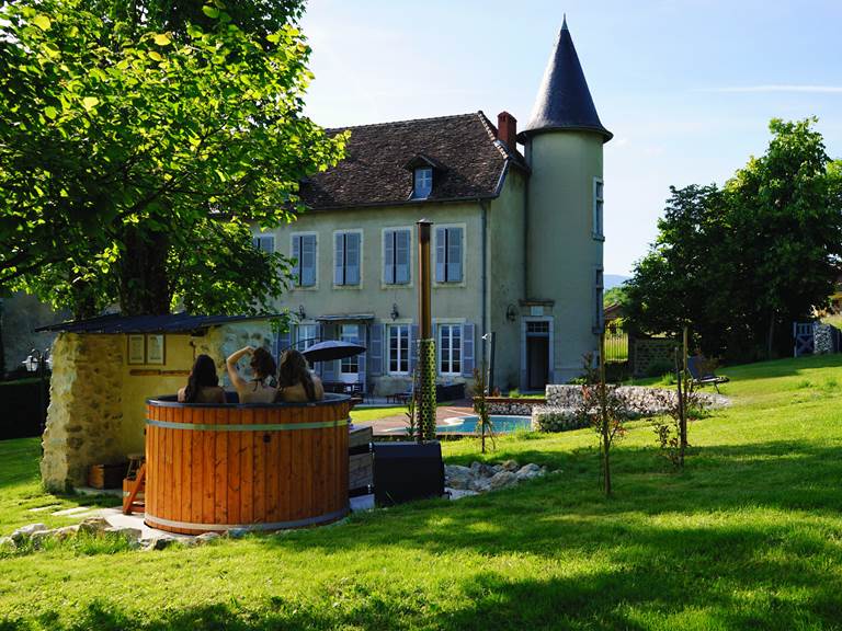 Instant bien-être dans le bain nordique du Manoir du Colombier, gîte 4 étoiles entouré de nature et montagnes.