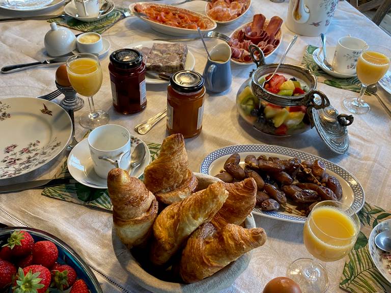 chambre petit déjeuner copieux