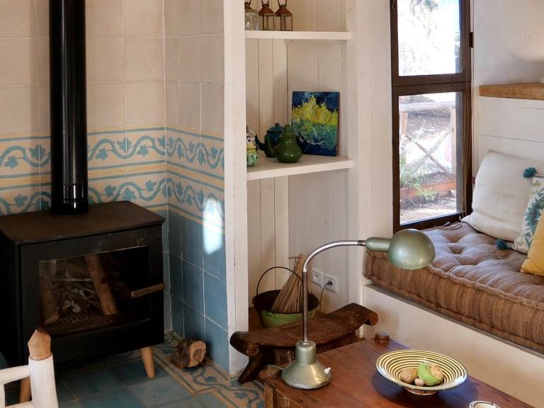 Un petit feu dans le poêle ou des bougies feront l'ambiance d'une de vos soirée à Baoussala.