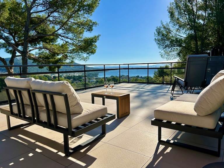 Terrasse privative vue mer et collines