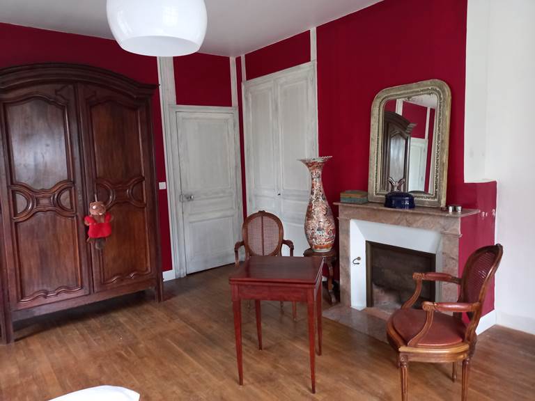 Chambre rouge, Maison d’hôtes la Babinerie,  Saint Léonard de Noblat, Haute Vienne, Nouvelle Aquitaine,