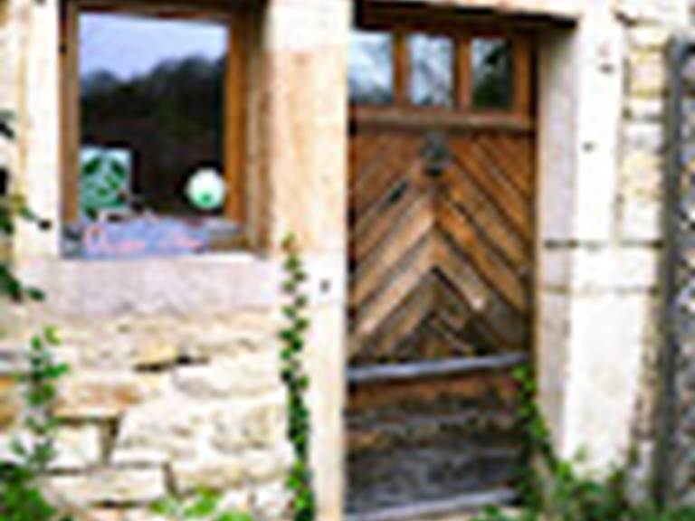 L'entrée du gîte et ses larges pierres