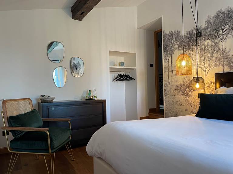 Chambre lumineuse avec vue sur le parc