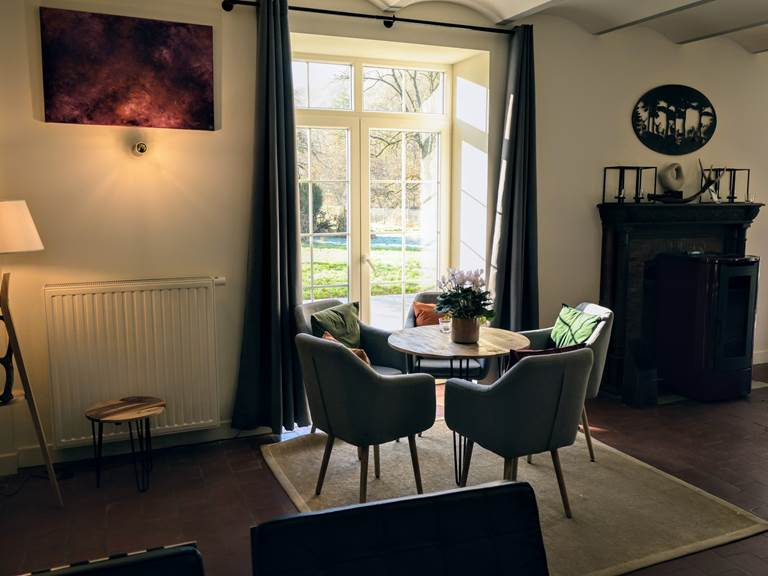 woonkamer-ambleve-rivier-oever-ecolodge
