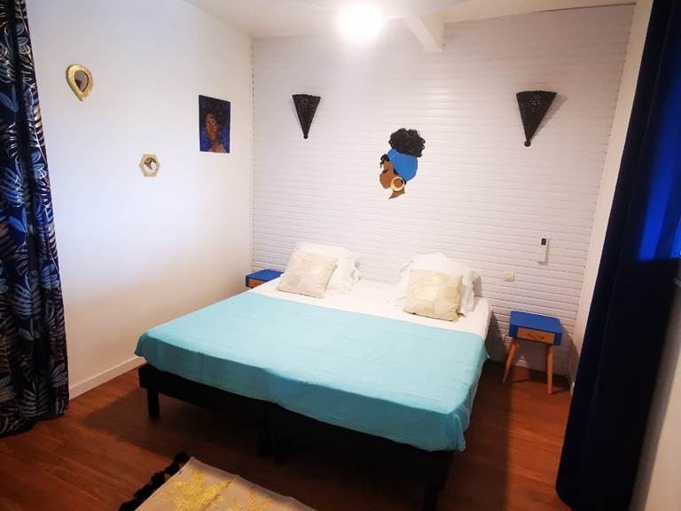gite-horizon-balisiers-chambre bleue-lit-kingsize