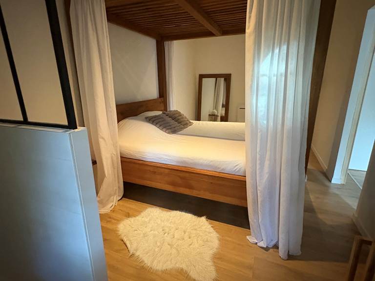 suite-parentale-baldaquin-gite-le-lijaly-bournezeau-vendee-romantique-nature.jpg