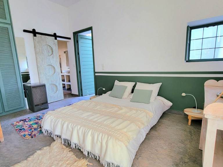 La chambre 3, avec sa terrasse privative, partage sa salle de bain avec la chambre 4