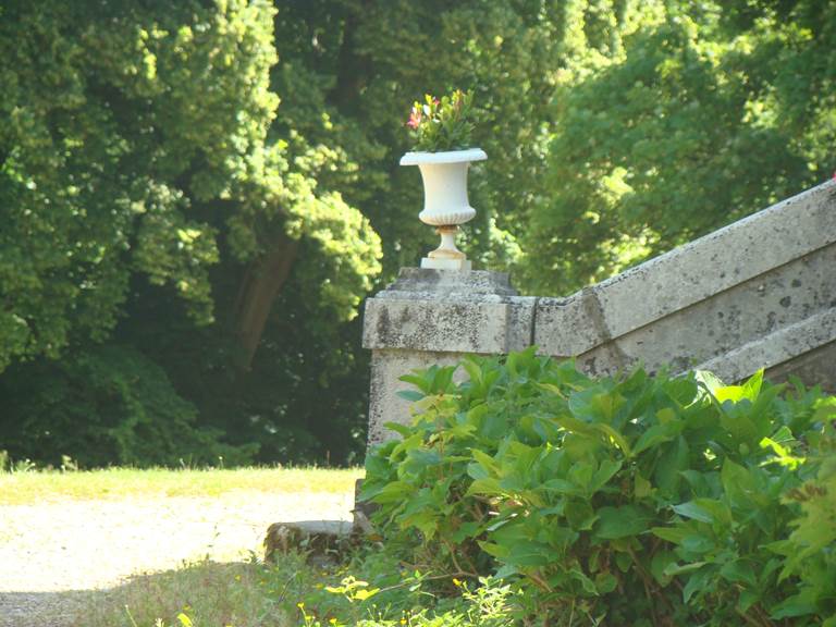 Derrière le château