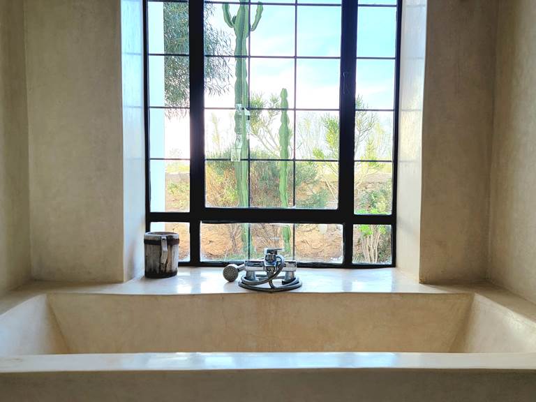 Baignoire avec vue sur terrasse privative, bain de verdure assuré!