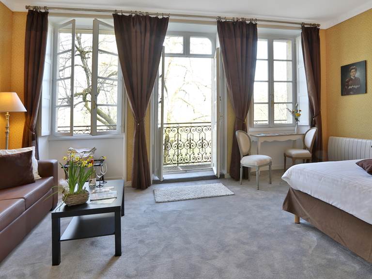 Chambre Jonquille 7 avec balcon - 1er étage du château de Puy Robert Lascaux