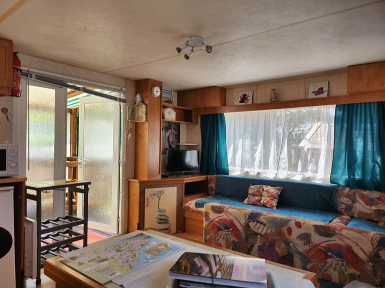 coin salon avec canapé convivial MOBIL-HOME DE PROPRIETAIRE 38