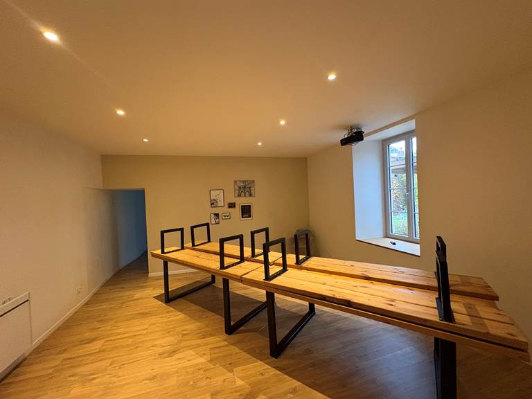 salle-a-manger-lumineux-gite-le-lijaly-bournezeau-vendee-famille-detente-vacances.jpg