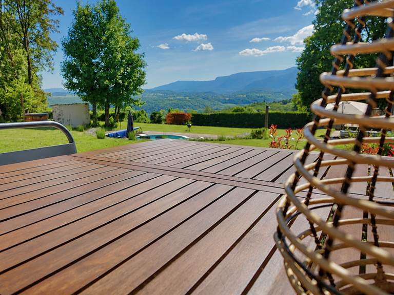 gite avec terrasse vue piscine