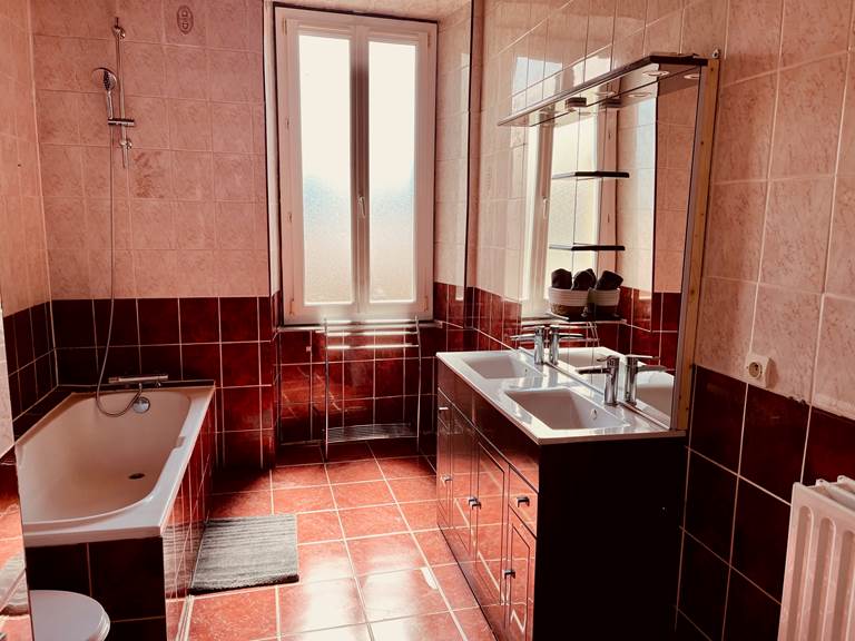 salle de bain avec baignoire