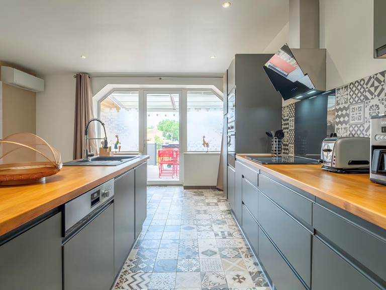 cuisine-plan-travail-bois-moderne-gite-olonzac