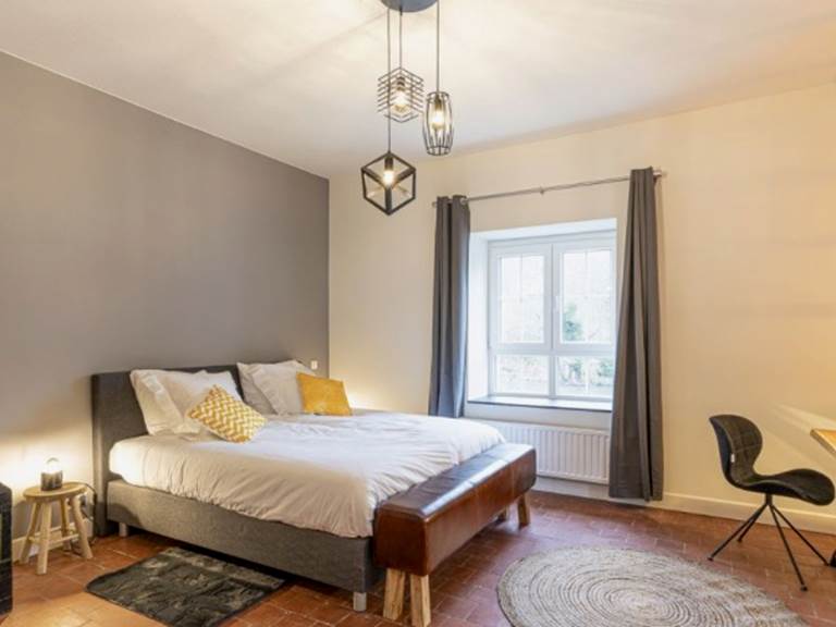 Slaapkamer met uitzicht op de Amel - Chambre à coucher avec vue sur l’Amblève - Schlafzimmer mit Amelblick - Bedroom with view over the Amblève river