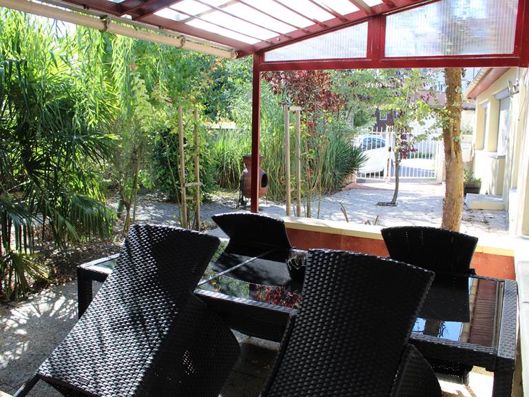 Espace repas en terrasse