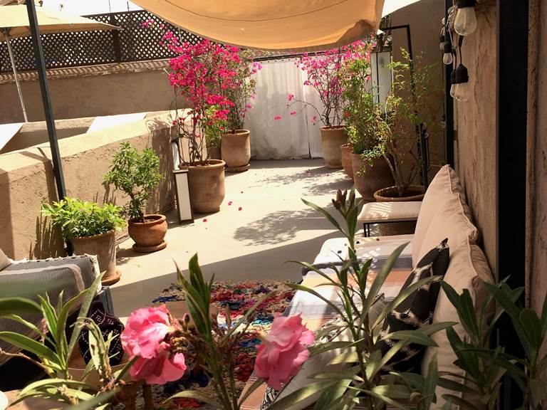 IMG-Marrakech- Riad - terrasse -salon