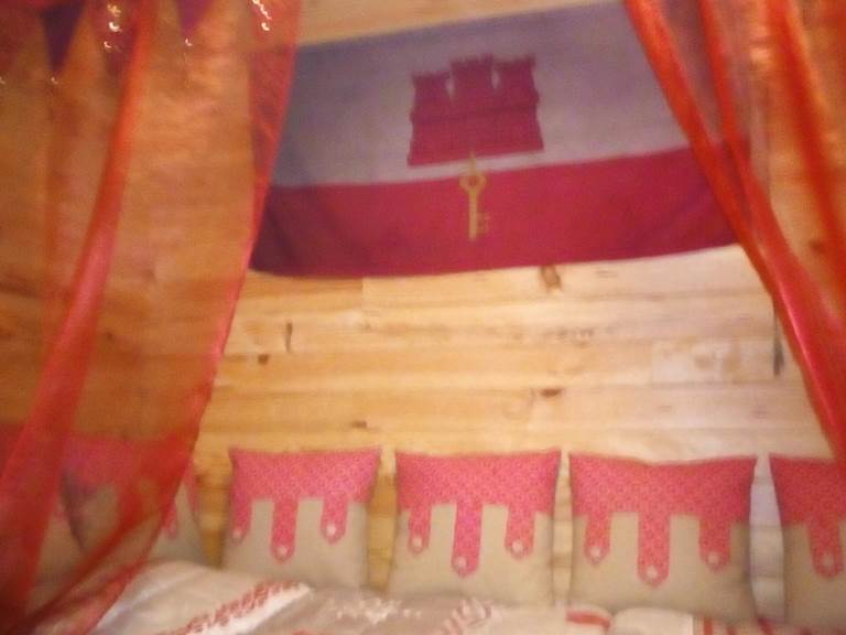 château Etage  chambre 2 1 lit princesse et 2 lits chevaliers