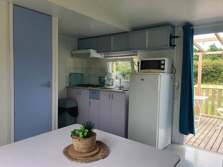 cuisine avec frigo, case congelateur, cafetière, micro onde, plaque de cuisson